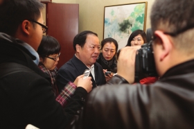 3月2日，全國政協(xié)委員、國家工商總局局長周伯華接受媒體記者的采訪。圖/記者殷建軍