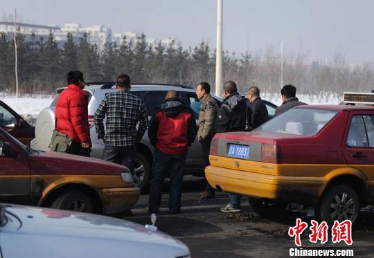 一發(fā)現(xiàn)有類似車輛，就會有人圍上去查問。 張瑤 攝