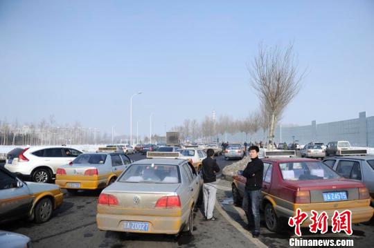 一發(fā)現(xiàn)有類似車輛，就會有人圍上去查問。 張瑤 攝