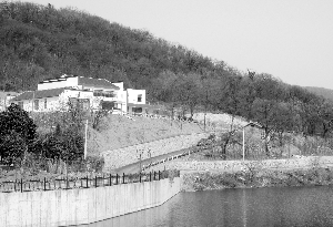兩層小樓依山傍水，環(huán)境不錯(cuò)