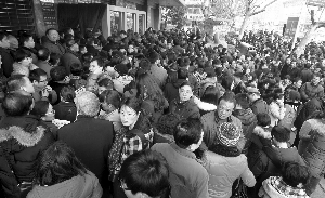 早上市民排長(zhǎng)隊(duì)，等華僑路交易中心開(kāi)門(mén)