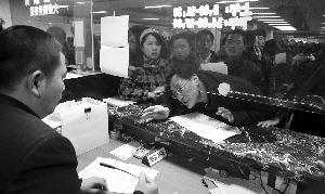 “人人人人人人人人華僑路房產(chǎn)交易大廳人人人人人人人人人。”昨天一大早，“@現(xiàn)代快報(bào)”微博用這句話來(lái)形容南京房產(chǎn)交易登記的火爆。
