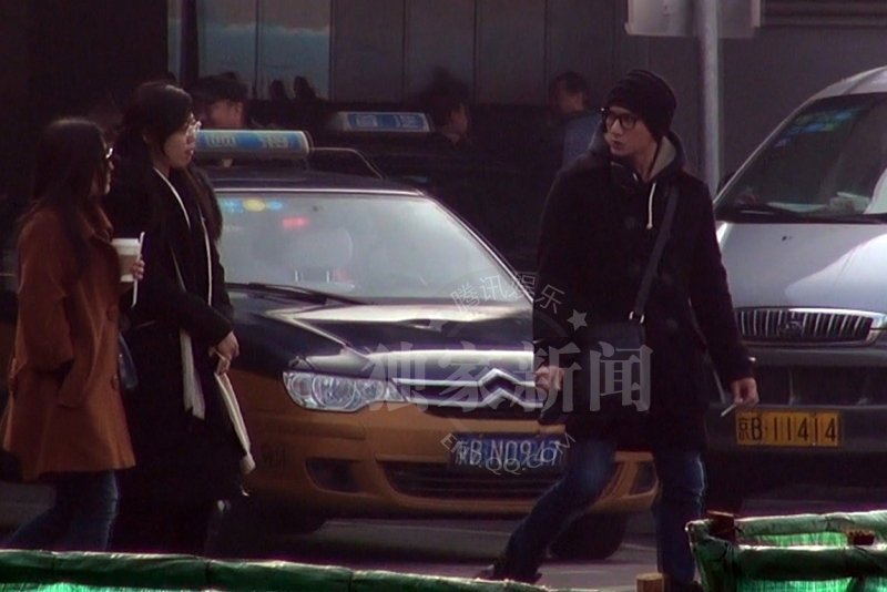 追星：姚晨小腹微隆攜老公恩愛(ài)回京 吳奇隆過(guò)煙癮瞪女粉絲