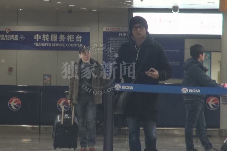 追星：姚晨小腹微隆攜老公恩愛回京 吳奇隆過(guò)眼癮瞪女粉絲