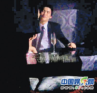 情到濃時，汪圓圓吻男友面頰