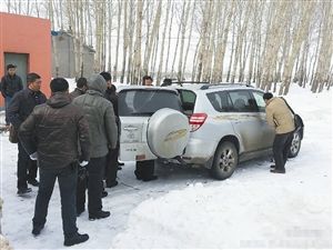 昨天上午，警方對被盜車輛進行勘察
