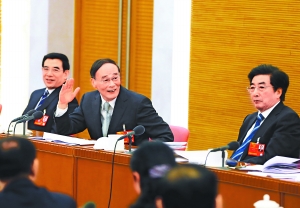 3月6日，中共中央政治局常委、中央紀(jì)委書(shū)記王岐山來(lái)到他所在的北京代表團(tuán)，與代表一起審議政府工作報(bào)告。