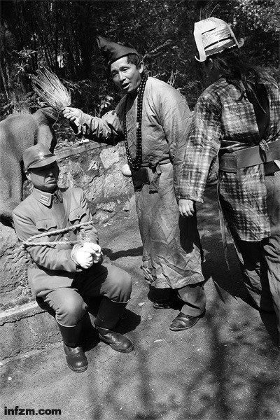 “鬼子專業(yè)戶”的群眾演員劉振于穿著日本軍服，和幾個朋友拍攝關于抗日、反對日本占領釣魚島的短片。 （南方周末記者 麥圈/圖）
