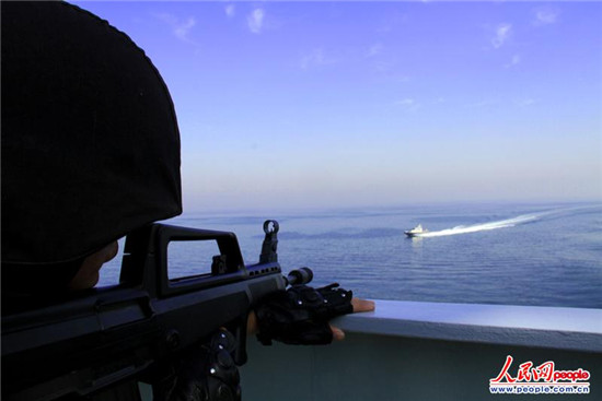 原文配圖：演練中，海盜小艇快速向我艦艇沖鋒，實(shí)施攻擊，特戰(zhàn)隊(duì)員快速鎖定目標(biāo)。