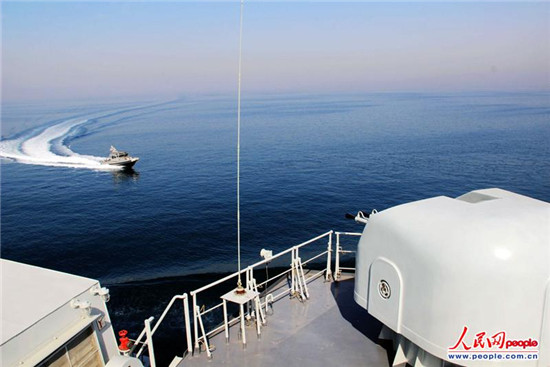 原文配圖：演練中，海盜小艇向我海軍微山湖艦沖鋒，實(shí)施攻擊，我艦艇火炮迅速鎖定目標(biāo)。