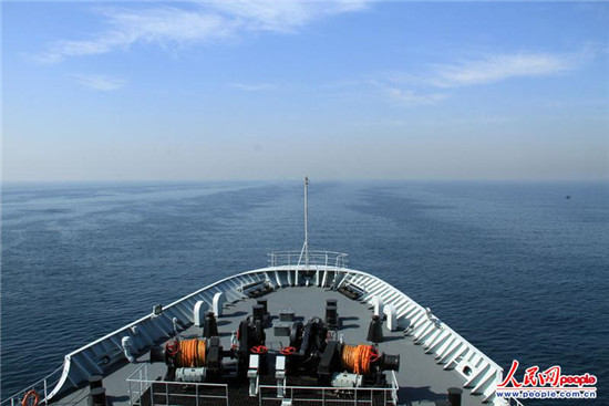 原文配圖：航行中的微山湖艦，正在進(jìn)行反海盜演練。