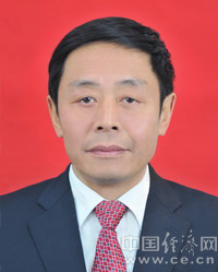 龍華，男，漢族，重慶巴南人，1958年2月生，研究生，歷史學(xué)碩士，講師、政工師，1976年8月參加工作，1988年6月加入中國共產(chǎn)黨。
