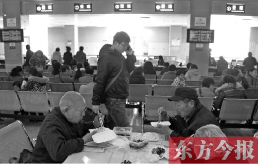 　3月5日，鄭州市房屋交易和登記中心，房產(chǎn)交易過戶人數(shù)激增，為節(jié)省時(shí)間，有人的午餐便在大廳里解決。