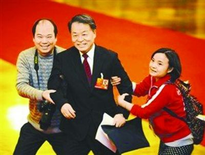 人民大會(huì)堂部長(zhǎng)通道成記者戰(zhàn)場(chǎng)