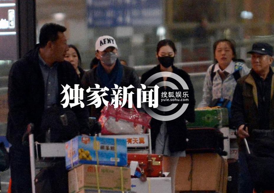追星：平安開(kāi)跑車與女友公路激吻 周杰攜85后模特女友回京