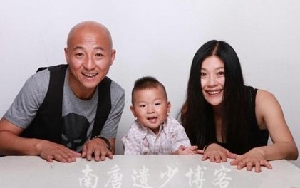 周曉鷗40歲得子4歲兒子近照曝光 調(diào)皮呲牙愛(ài)賣(mài)萌