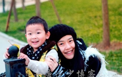 周曉鷗40歲得子4歲兒子近照曝光 調(diào)皮呲牙愛(ài)賣(mài)萌