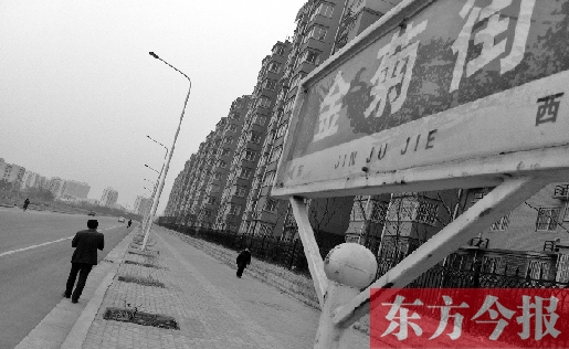 昨天是植樹節(jié)，鄭州市高新區(qū)一條街道上，180多個已經(jīng)挖了一年多的樹坑依然沒有種上樹。“啥時候種，需要領導來定，領導還沒說具體時間。”鄭州市高新區(qū)管委會綠化科一名張姓工作人員說。
