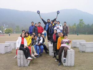 高一時(shí)，全班去太子灣公園玩。右二穿著黃色衣服的是張京。左上中間穿著黑衣服的女孩是也進(jìn)了外交部的趙婷，圍紅色格子圍巾的是胡躍波老師。圖片由胡躍波老師提供