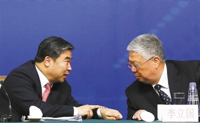 昨日，民政部副部長竇玉沛提醒部長李立國，記者會(huì)結(jié)束時(shí)間快到了。新京報(bào)記者 韓萌 攝