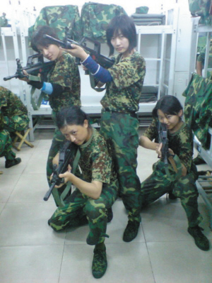 兩會(huì)冷艷美女翻譯走紅 高中時(shí)就有人說其像趙薇