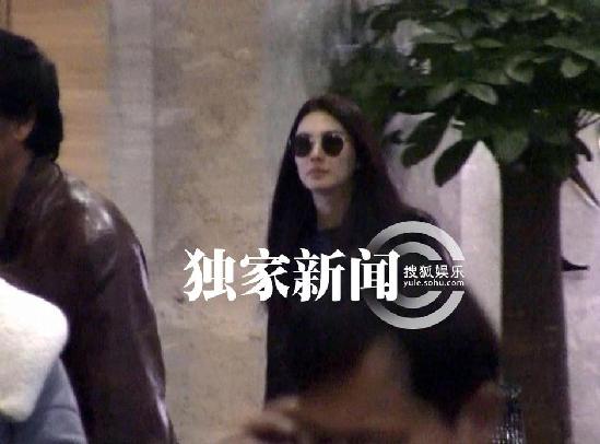 李小璐一家三口串親戚 賈乃亮路邊放花炮