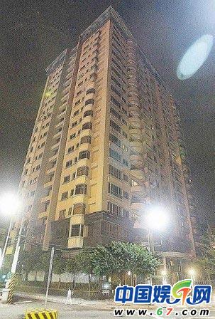 昨凌晨金友莊父親到張志堅(jiān)三重住處為女兒討公道，在交誼廳密談