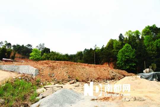 惠州地派鎮(zhèn)地派溫泉酒店對(duì)面，是曾廣興所稱倒土的位置，但現(xiàn)場(chǎng)并無(wú)大量棄土，當(dāng)?shù)卮逦卜裾J(rèn)曾有大量棄土。