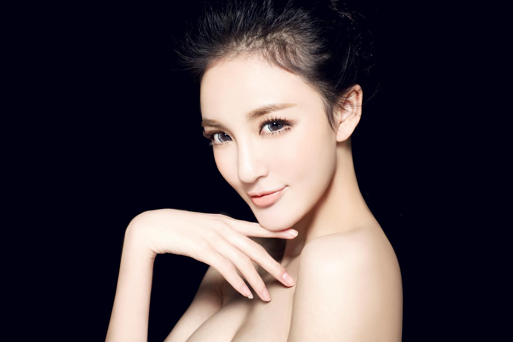 劉雨欣黑色視覺(jué)寫(xiě)真 展現(xiàn)完美面部輪廓
