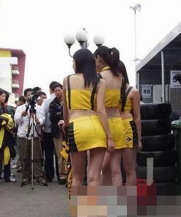 大膽開(kāi)放女車模 穿得太露骨了