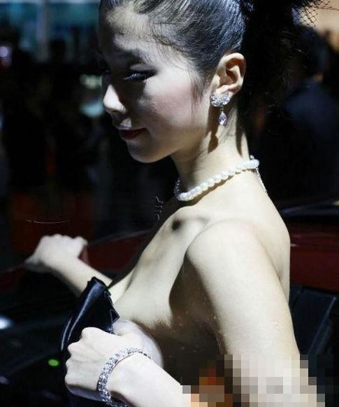 大膽開(kāi)放女車模 穿得太露骨了