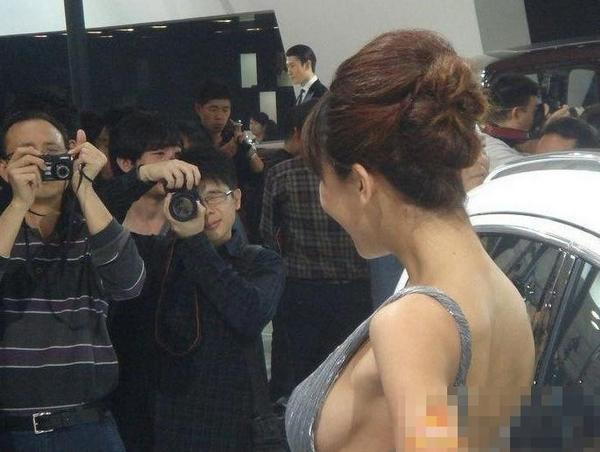大膽開(kāi)放女車模 穿得太露骨了