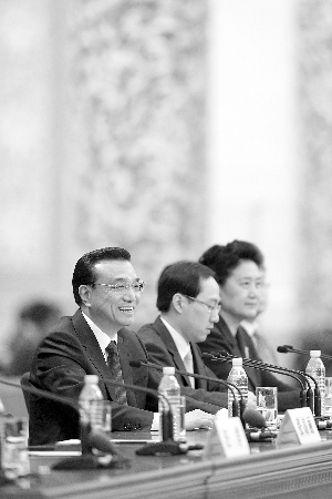 記者會(huì)上，孫寧（中）就坐在總理身邊 新華社發(fā)