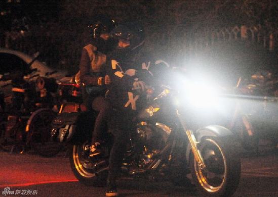 李晨深夜駕重機(jī)車(chē)帶張馨予兜風(fēng) 身穿骷髏圖似飛車(chē)黨