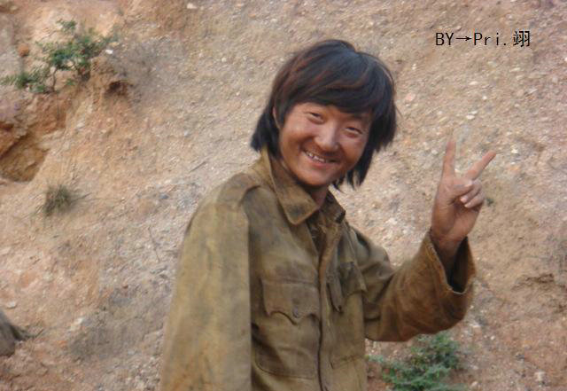 “激吻門(mén)”王大治搞怪照曝光 網(wǎng)友：長(zhǎng)得就杯具還搞怪