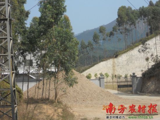 安福公墓的大門(mén)口連塊牌子都看不見(jiàn)