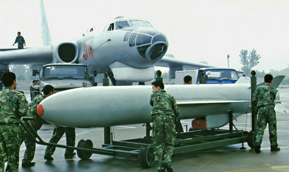 資料圖：轟-6裝備國產(chǎn)“鷹擊-63”大型空對(duì)地巡航導(dǎo)彈。