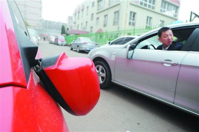 小區(qū)一夜之間10余輛車(chē)反光鏡被掰 均停在小區(qū)外