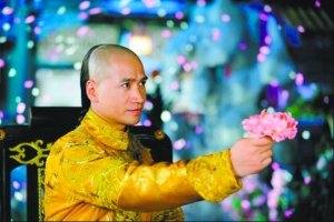 于正捧紅不少藝人，如“四阿哥”何晟銘。