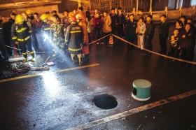 3月22日，長沙涂家沖附近，一名21歲的女孩掉進下水道不知所蹤，出事的區(qū)域已經被警戒線圍了起來。圖/記者李坤