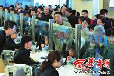 昨日，市民在西安秦華天然氣營業(yè)廳排隊購買天然氣，隊伍迂回排出了大門本報記者 湯繼穎 攝