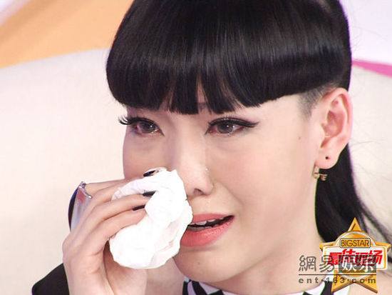 吳莫愁拭淚。