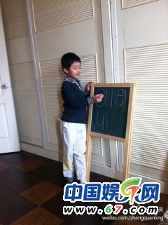 獨家：張泉靈曝兒子當(dāng)老師酷照 被兒子嘲笑(圖)