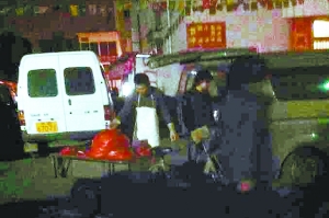 攤主將成品裝車，運(yùn)往岳各莊。攝于17日凌晨4時(shí)40分