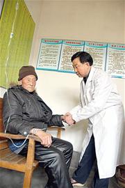 青島赤腳醫(yī)生:隨叫隨到半夜出診 10元治好病 青島赤腳醫(yī)生:隨叫隨到半夜出診 10元治好病
