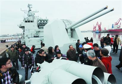 青島艦昨向市民開(kāi)放 火炮導(dǎo)彈雷達(dá)超震撼 青島艦昨向市民開(kāi)放 火炮導(dǎo)彈雷達(dá)超震撼