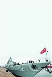 青島艦昨向市民開(kāi)放 火炮導(dǎo)彈雷達(dá)超震撼 青島艦昨向市民開(kāi)放 火炮導(dǎo)彈雷達(dá)超震撼