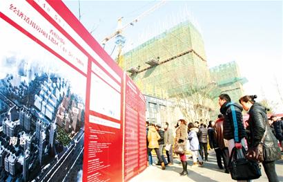 市民正在瑞海北路一處保障房前觀看樓盤公示。 市民正在瑞海北路一處保障房前觀看樓盤公示。