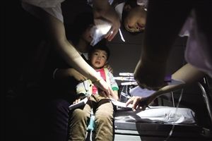 5月31日，寧波第三醫(yī)院(寧大附屬醫(yī)院)，急診室走道內(nèi)，出現(xiàn)中毒癥狀前來治療的患者中不乏小孩子的身影 攝影 記者 賈東流