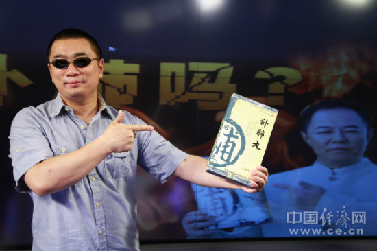“中國打假第一人”王海獨家做客中國經(jīng)濟網(wǎng)《我消費》欄目，劍指“補肺丸”涉嫌虛假宣傳。中國經(jīng)濟網(wǎng)/發(fā)(閆微微攝影)